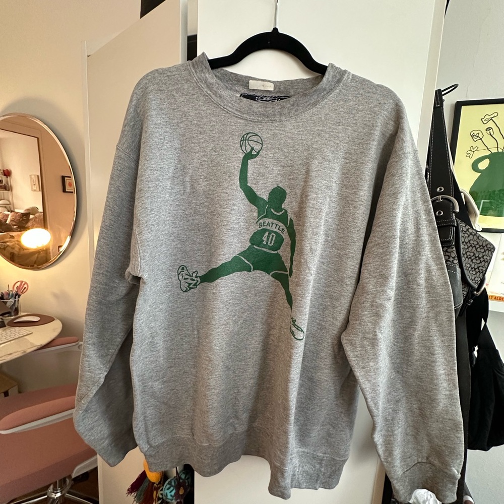 Vintage Seattle Basketball Gray and Green Graphic Men's Sweater
